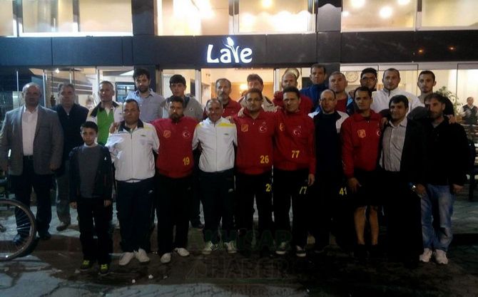 Akhisar Gücü, Dostluk Maçında İzmir Altınırmak Veteranları 2-0 Mağlup etti